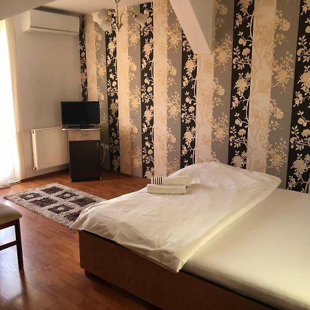 Pension Rozeclas Oradea Bagian luar foto