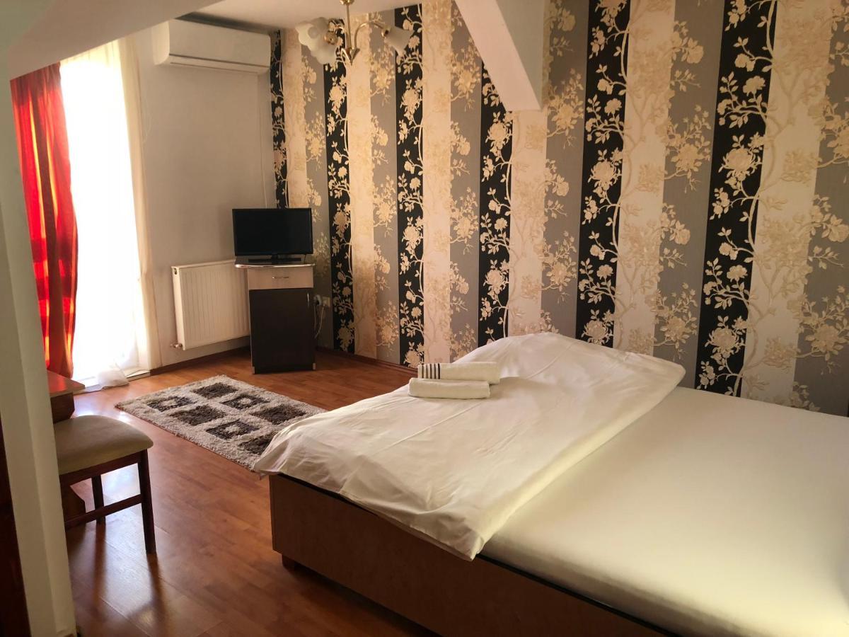 Pension Rozeclas Oradea Bagian luar foto