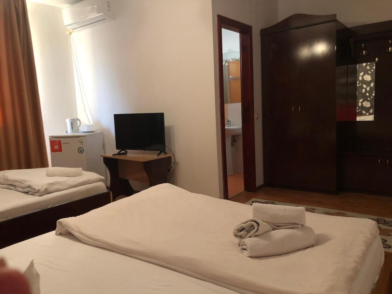 Pension Rozeclas Oradea Bagian luar foto