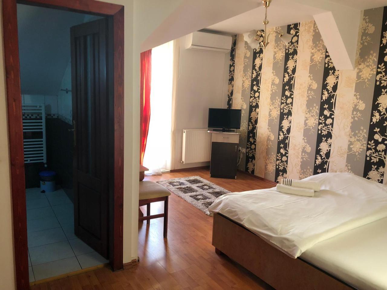 Pension Rozeclas Oradea Bagian luar foto